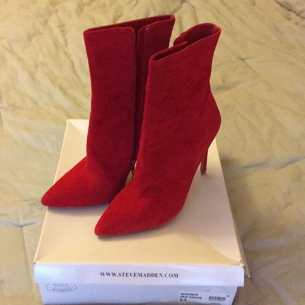 Red suede Steve Madden Wagner boots